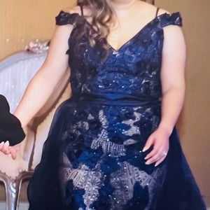 Selling a navy blue off shoulder jovani dress